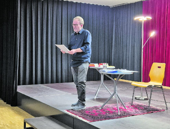 Bestsellerautor Marcel Huwyler strapazierte mit seinem Programm «1-Sterne-Tour» die Lachmuskeln der Zuhörerschaft.