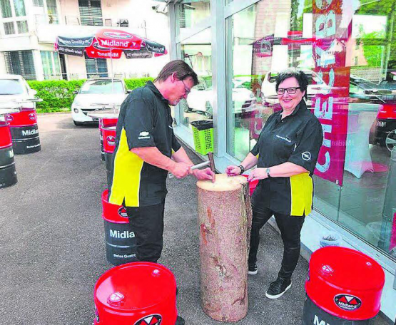 Nägel mit Köpfen machen und diese dann auch einschlagen: Die Geschäftsleiter der Garage Graf, Martin Perreten und Claudia Müller-Graf. (Bild: zVg.)