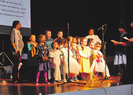 Konzentriert und voller Freude: Die 14 Kinder der reformierten Kirchgemeinde zeigten auf der Bühne ein schönes Musical. (Bilder: zVg.)