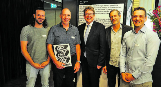 Gratulationen von Bundesrat Albert Rösti (Mitte) an der «Prix Lignum»-Preisverleihung in Bern. Von links nach rechts das Team der Makiol Wiederkehr AG: Milo Zimmerli, Christoph Blättler, Peter Makiol und Luca Fankhauser. (Bild: zVg.)