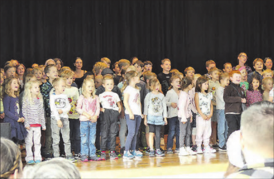 Die Kinder sangen mit Freude den von Vreni Gubler komponierten Schulhaussong. (Bilder: eh.)