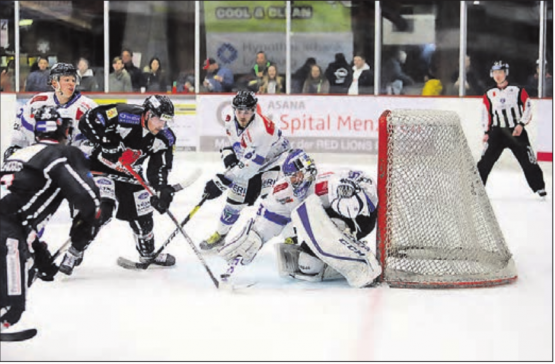 Gedränge vor dem Luzerner Tor, kurz vor Ende des Mitteldrittels: Reinachs Simon Schnyder bringt die Scheibe nicht an Torhüter Gregory Keller vorbei. (Bild: Remo Conoci)