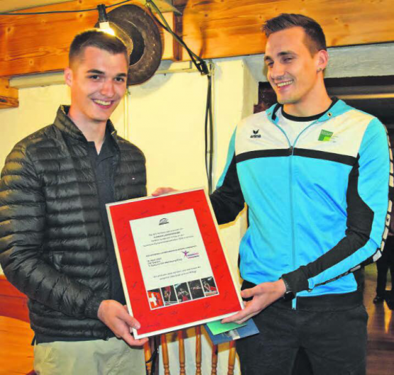 Ehre für den STV Schlossrued: Jeffrey Goldenberger (re.), Präsident, überreichte Florian Langenegger ein Erinnerungsbild an diesen grossen Tag. (Bilder: st.)