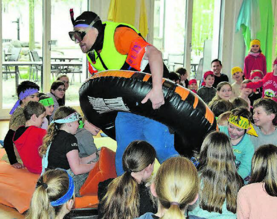 Marcel Hauri in einer Paraderolle: Er wurde bestens ausgerüstet, um im Nil zu schwimmen, obwohl er sich vor Krokodilen fürchtet. (Bilder: st)