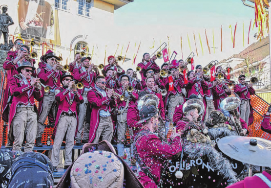 Gestern Morgen, kurz nach 9 Uhr im Flecken: Der Schmutzige Donnnerstag, wie er leibt und lebt. (Bilder: mars.)