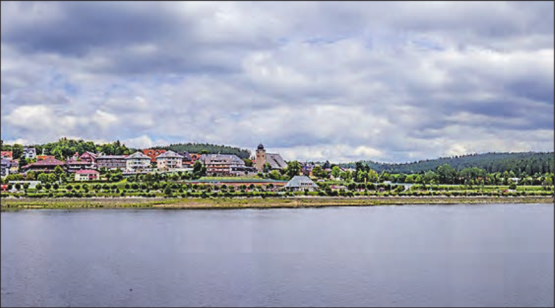 Nach der Wanderung wird für den Zvieri direkt am Schluchsee eingekehrt. (Bild: Fabian Hurst, Wikimedia)