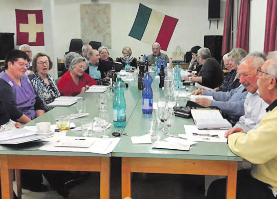 «Che sara»: Die Chormitglieder sassen am langen Tisch und sangen zu Beginn das bekannte Lied. (Bild: zVg.)