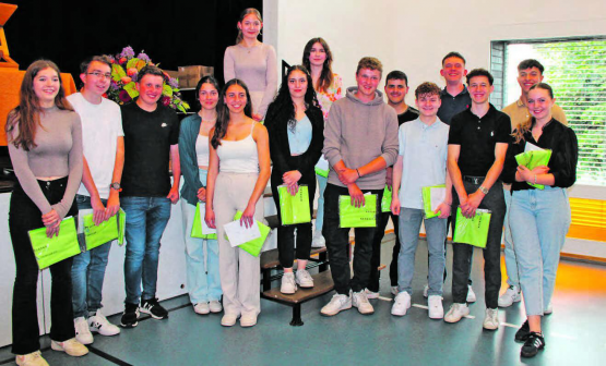 Tradition: Jungbürgerinnen und Jungbürger werden an der Gemeindeversammlung jeweils mit einem Badtuch beschenkt und auf diese Weise herzlich willkommen geheissen. (Bild: grh)