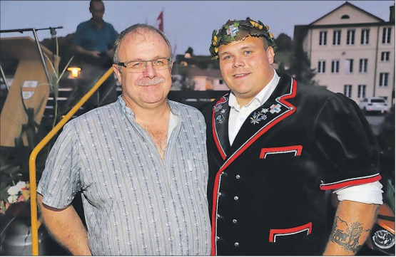 Stolzer Vater und Gemeindeammann mit dem erfolgreichen Kranzschwinger: Für Herbert und Patrick Räbmatter waren die zwei Tage am Eidgenössischen und der Empfang in Uerkheim besondere Erlebnisse. (Bilder: Remo Conoci)