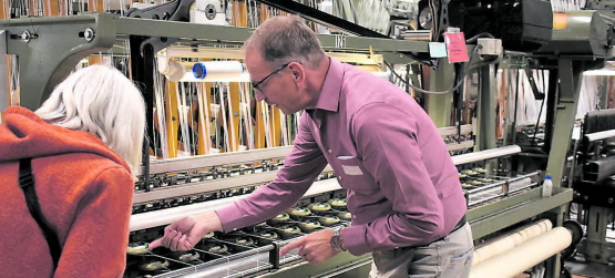 Besichtigung der Huber Bandfabrik in Oberkulm: Andreas Scherrer (Leiter Verkauf, Marketing, Einkauf) erklärt die traditionelle Schiffliweberei. (Bilder: hg.)