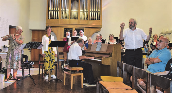 Zum letzten Mal unter der Leitung von René Dublanc: Der Kirchenchor erfreute Beat Niederberger mit seinen Lieblingsliedern. (Bilder: st.)