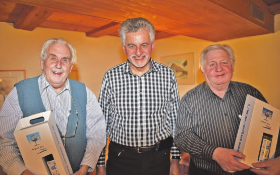 Langjährige Ortsgruppenleiter geehrt: Ernst Ritzmann, der Präsident der Turnveteranen Aarau-Kulm, mit Hans-Edi Meier (links) und Ruedi Scheibler (rechts). (Bild: wr)