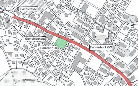 Das Dorf attraktiver machen: Die Parzelle 190 (grün) liegt im Zentrum von Holziken und ist im Besitz der Einwohnergemeinde. An gleicher Stelle wird auch ein Durchfahrtsverbot für LKWs angestrebt (rot). (Grafik: Kanton Aargau/rc.)