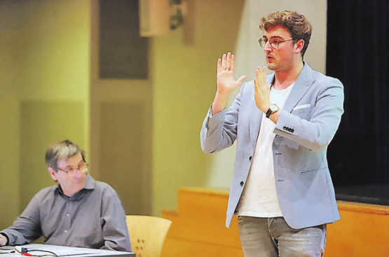 Die Operette Möriken-Wildegg geht mit neuen Ideen in die kommende Spielzeit: Der 24-Jährige Simon Burkhalter und Co-Präsident Marc Frey, bringen frischen Wind nach Möriken. (Bild: Remo Conoci)