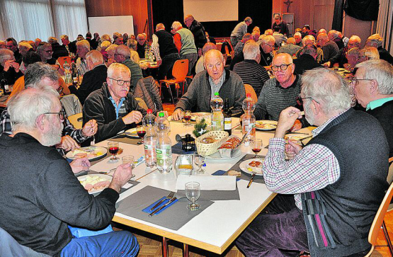 Geselligkeit: Fast 100 Mitglieder und Gäste fanden sich zur Eröffnung des Veranstaltungsjahres im Kirchgemeindesaal Seon ein. (Bild: zVg.)