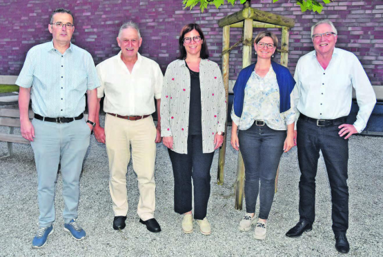 An der Einwohnergemeindeversammlung erfreuliche Ergebnisse präsentiert: Hirschthaler Gemeinderat, bestehend aus Vizeammann Jost Waldispühl, Uwe Essinger, Livia Hofmeier, Gemeindeammann Irene Bärtschi und Markus Goldenberger. (Bild: aw.)