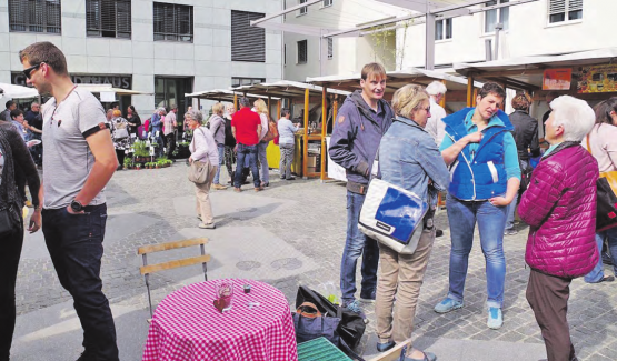 Viel Grün auf dem Lindenplatz: Der Gränicher «Pflanzemärt» war einmal mehr Frühlingsbote und Begegnungsort. (Bild: zVg.)