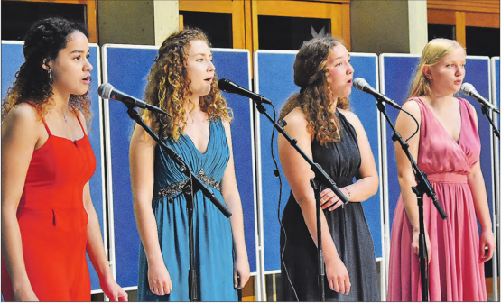 Ein musikalischer Höhepunkt der Maturafeier: mit den Maturandinnen Chiara Bortis, Noémie Knick aus Beinwil am See, Sarah Klauser und Eva Portmann. (Bilder: hg.)