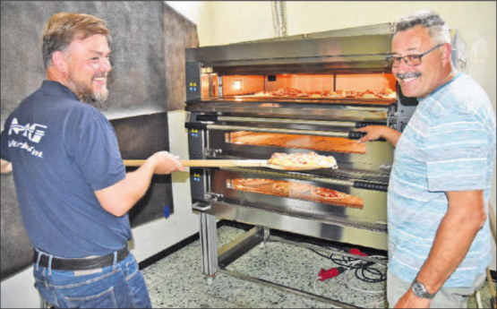 Haben ein waches Auge auf den Backprozess: Pizzabäcker Christoph Loosli (l.) und Assistent Beat Bertschi. (Bilder: aw.)