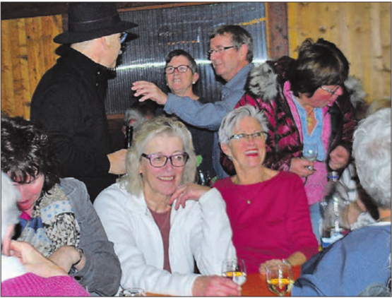 Gemütliches Beisammensein am Neujahrsapéro in Meisterschwanden: Gemeindepräsident Ueli Haller wünschte allen einen guten Start ins neue Jahrzehnt. (Bilder: hh.)