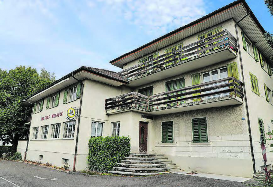Im ehemaligen Gasthof Waldeck in Muhen sind die «Hoperia» sowie Wohnungen untergebracht. Die Gemeinde will die Liegenschaft für 2,8 Mio Franken erwerben. (Bild: rc.)