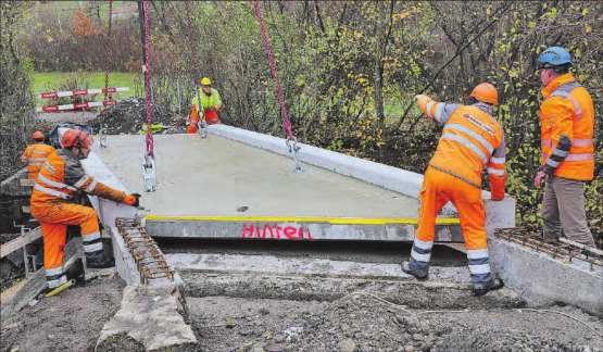 20 Tonnen schwer, 130’000 Franken teuer: Anfang Dezember ist der Radweg zwischen Reinach und Leimbach wieder durchgehend befahrbar. (Bilder: rc.)