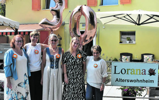 Wohnen wie daheim: Keine leeren Worte, sondern gelebte Philosophie für das Lorana-Team mit Natascha Angst (Leitung Pflegedienst), Doris Steiger (Leitung Hausdienst),Annelore Siegenthaler (Geschäftsleiterin, Heimleitung), Kaya Pitzalis (Leiterin Administration, Co-Heimleitung) und Erika Gut (Fachfrau Aktivierung). (Bild: hg.)