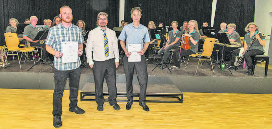 Nach der gelungenen Pultpremiere: MGTU-Dirigent Rafal Jastrzebski wird flankiert von Lukas Bachmann (links) und Heinz Dannmeier, die stolz ihre Diplome präsentieren. (Bild: zVg.)