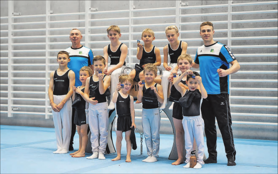 Die jungen Teilnehmer der Schlossrueder Kunstturnerriege in Lenzburg: Sie alle durften sich über Auszeichnungen und gute Platzierungen freuen. (Bild: zVg.)