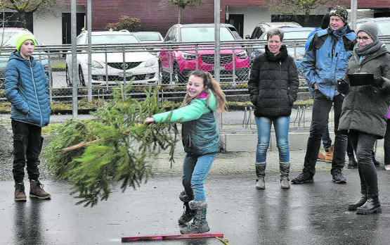 Der Nachwuchs am Werk: Mit der richtigen Wurftechnik gelang das Weihnachtsbaumweitwerfen. (Bild: aw.)
