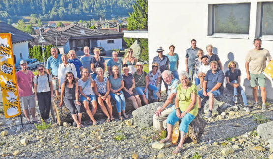 Alle fanden einen Platz auf einem Stück neuer Natur mit intakter Ruderalfläche: Auf einem Eichenstamm und Findlingen machten es sich die Besucher bequem. (Bilder aw.)