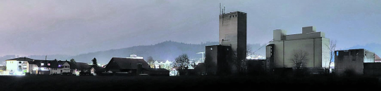 Schöftland by Night. Die Obere Mühle, Siloanlagen und Fabrikantenvilla (nicht im Bild), sind nach Ansicht der Eidgenössischen Natur- und Heimatschutzkommission wichtige Zeitzeugen und als Ganzes «möglicherweise erhaltenswert» . (Bild: rc.)