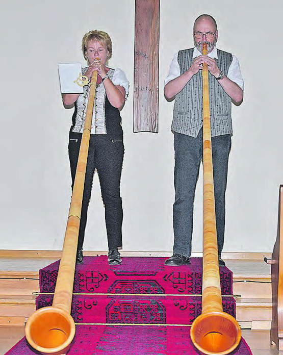 Katharina Lüscher und Niklaus Voramwald liessen ihre Alphörner im Kirchlein Zetzwil klingen. (Bild: wr)
