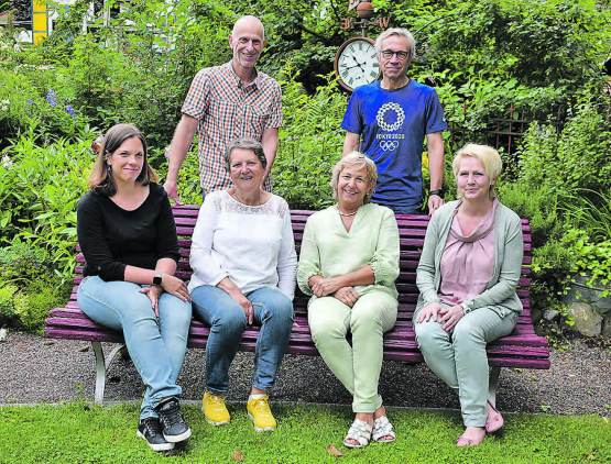 Der Vorstand der Volkshochschule Wynental hat erneut ein abwechslungsreiches Programm zusammengestellt: (hinten v.l.n.r.) Hans Käser, Bernhard Irrgang, (vorne) Stefanie Kuster, Ursi Matthias, Mirjam Müller und Andrea Remund. (Bild: hg.)
