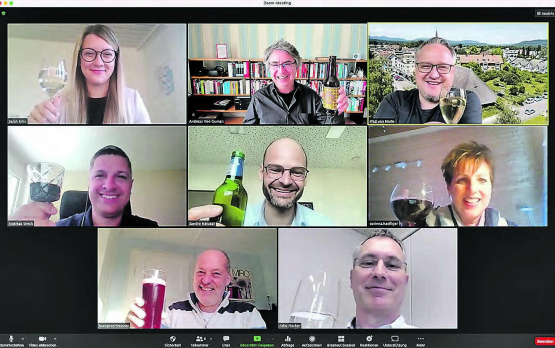 Virtuelle Freude über den Schulvertrag in Kölliken und Muhen: Jeweils von links nach rechts zu erkennen sind in der ersten Reihe: Sarah Joho, Gemeindeschreiberin a.i., Muhen; Andreas von Gunten, Vizeammann Kölliken und Mario Schegner, Gemeindeammann Kölliken. 2. Reihe: Andreas Urech, Gemeindeammann Muhen; Sandro Natuzzi, Schulpflegepräsident Kölliken und Corinne Häfliger, Schulpflegepräsidentin Muhen. Unterste Reihe: Hans Peter Brunner, Gemeinderat Muhen und Felix Fischer, Gemeindeschreiber Kölliken. (Bild: zVg.)