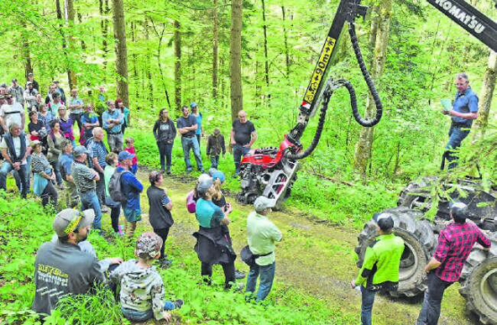 Informative Posten am Teufenthaler Waldumgang: Marcel Hablützel informiert über den Einsatz eines Vollernters im Wald. (Bilder: aw.)