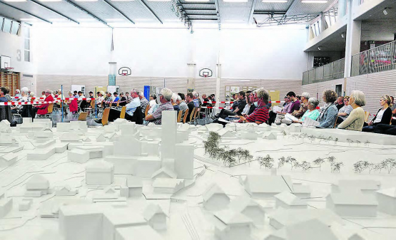Raumplanung in doppelter Hinsicht: Während der Infoveranstaltung hielt man sich an die Sektorentrennung und konnte sich anschliessend in Gruppen das neue Modell anschauen. (Bilder: rc.)