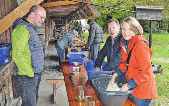 Mit Spass bei der Sache: Martin Haidacher (links) überwacht den Mischprozess von Kraut mit Salz und sonstigen Zutaten. (Bilder: aw.)