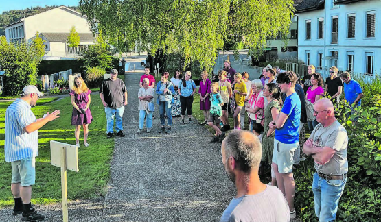 Pfarrer Michael Freiburghaus begrüsst die interessierten Besucher an der Vernissage zu «Mut Ahoi!» Die Installation ist noch bis am 30. September täglich zugänglich. (Bilder: Dominique Rubin)