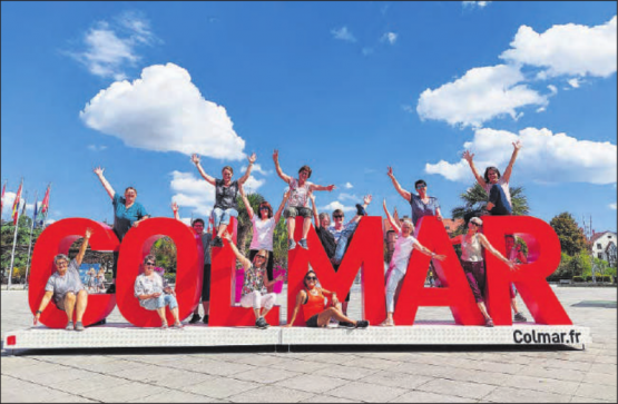 16 Zetzwilerinnen auf Turnfahrt. Ziel war unverkennbar Colmar im Elsass. (Bild: zVg.)