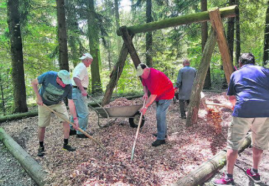 Wertvoller Arbeitseinsatz: Die Männerriege Oberkulm führte einmal mehr verschiedene Unterhaltsarbeiten beim Vitaparcours, Soodhüsli und Sustenbrünneli durch. (Bild: zVg.)