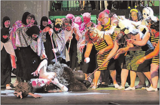 Eine gelungene Premiere gefeiert: Die Fricktaler Bühne präsentiert noch bis 24. November die komische Oper «Die lustigen Weiber von Windsor».
(Bilder: Janine Tschopp)