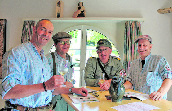 Gemeinsam geniessen war das Motto der Gäste an den Degustationstagen. Mehr als 20 Weine standen für Interessierte zum Kosten bereit. (Bilder: grh)