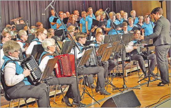 Teilen sich bei Leonard Cohens «Hallelujah» die Bühne: Handharmonika-Club, Musikgesellschaft und Chor, Dirigentin Astrid Frandsen (r.) (Bilder: aw.)