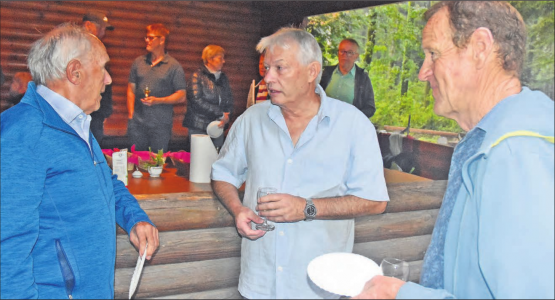 Diskutieren die Neuerungen des Langlaufvereins Kalthof-Wiliberg am Waldhaushock: Urs Kappeler, LLV-Präsident Beat Buchwalder und Urs Steiner (v. l.n.r.). (Bild: aw.)