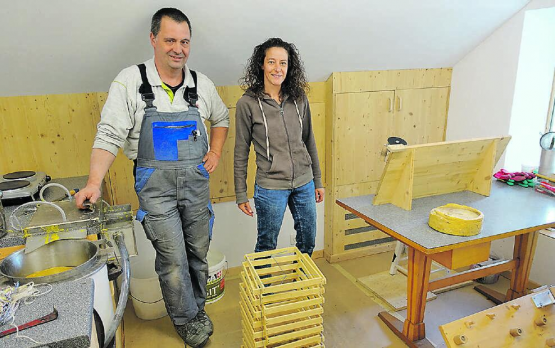 Monika und Markus Hirt aus Zetzwil widmen sich seit 13 Jahren der Imkerei. Hier sind die beiden in ihrer Rahmen- und Waben-Werkstatt. (Bilder: René Fuchs)