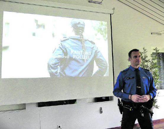 Bernhard Hitz, «Fachspezialist Prävention» von der Kantonspolizei Aargau, zeigte wertvolle Tipps, wie mögliche Betrugsversuche verhindert werden können. (Bild: zVg.)