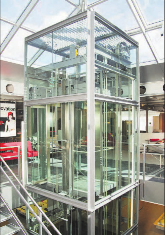 Bietet Einblick in die Technik: Glaslift für Möbel Ulrich in Sursee.