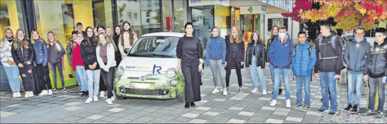 Rund 30 Oberstufenschüler vor der Bank Leerau: Eine Lehre als Bankkauffrau oder Bankkaufmann ist attraktiv. (Bilder aw.)