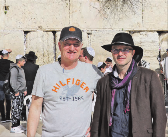 Shalom Israel: Peter Joos und Pfarrer Heinz Brauchart nahmen die Besucher des Seniorennachmittags im Kirchgemeindehaus Gontenschwil mit auf eine Reise nach Israel. (Bild: zVg.)